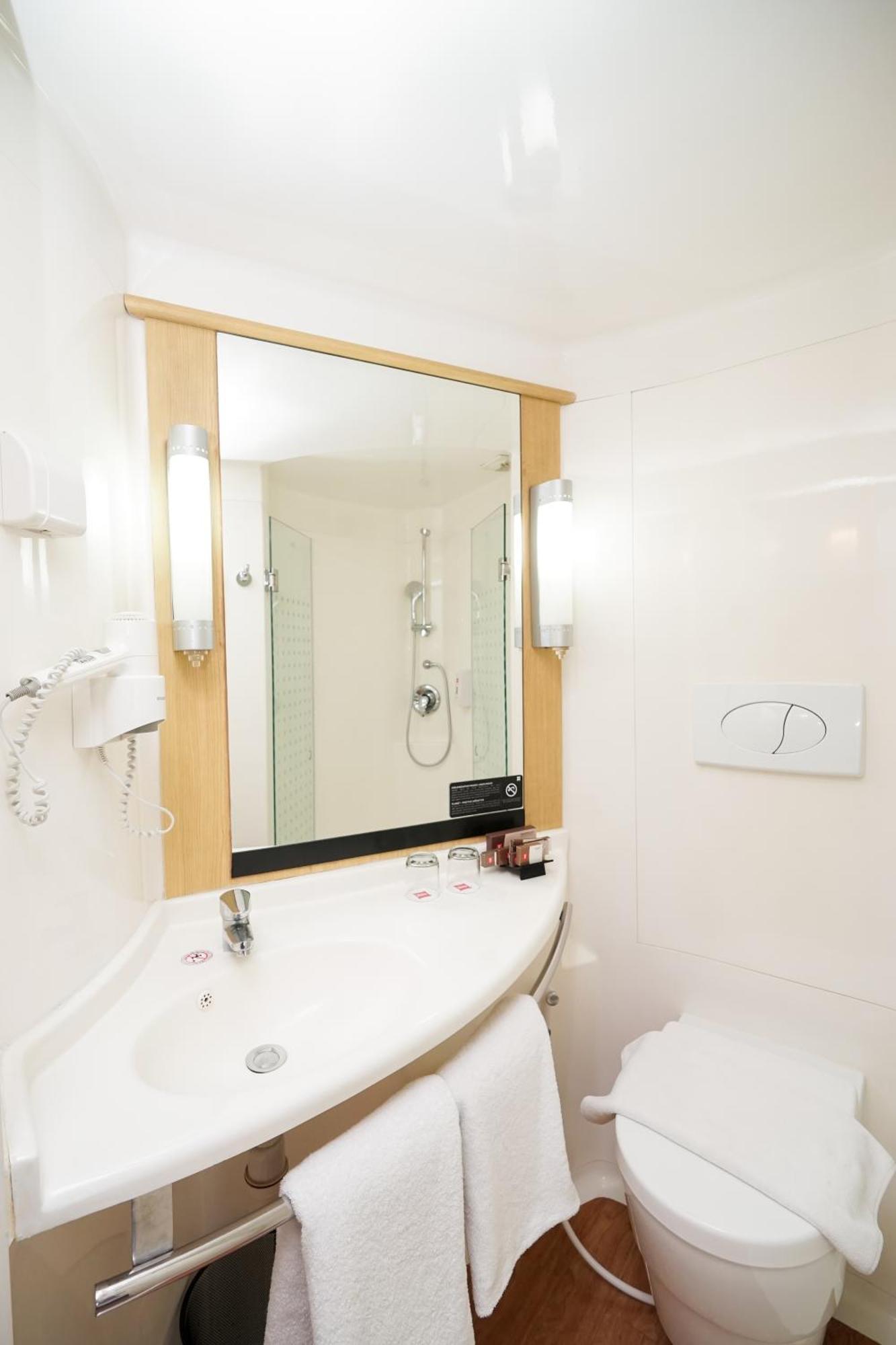 Ibis Jakarta Senen Exteriör bild
